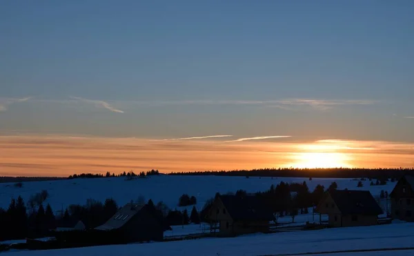 Dağlarda donmuş günbatımı