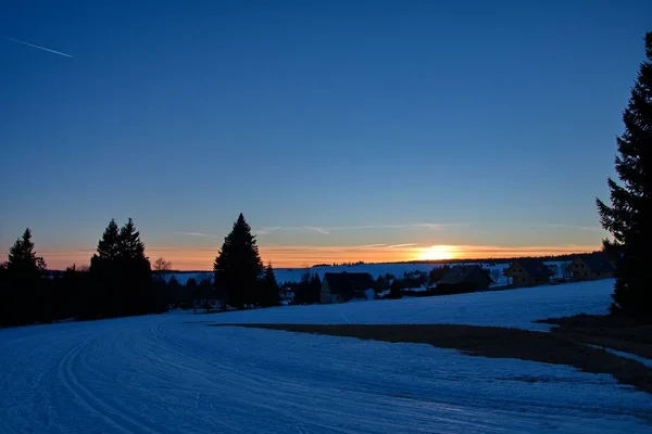 Dağlarda donmuş günbatımı
