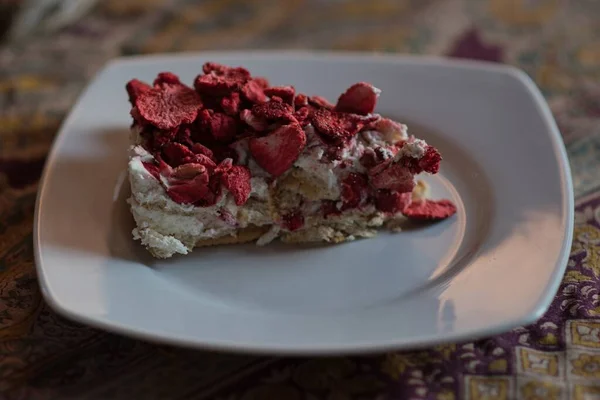 Tabakta çilekli pasta