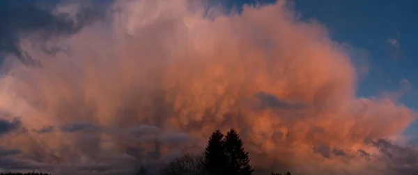 Fırtınadan sonra kırmızı bulutlar