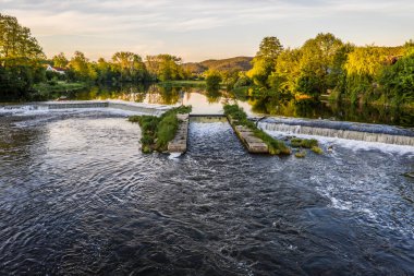 Almanya 'nın Yukarı Palatinate bölgesindeki Markt Regenstauf' ta Regen nehrinin yaylım ateşi