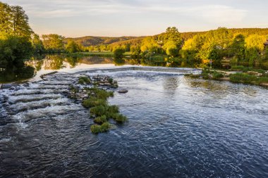 Almanya 'nın Yukarı Palatinate bölgesindeki Markt Regenstauf' ta Regen nehrinin yaylım ateşi