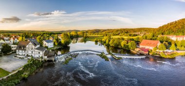 Almanya 'nın Yukarı Palatinate bölgesindeki Markt Regenstauf' ta Regen nehrinin yaylım ateşi