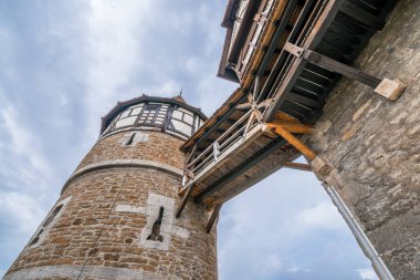 Zollernschloss Şatosu Hendek ve su barajı ile Balingen ve Almanya 'daki su yansıması
