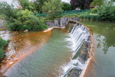 Almanya 'nın Balingen kentindeki Zollernschloss Kalesinde Su Nehri Barajı