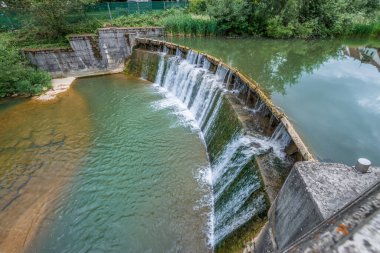 Almanya 'nın Balingen kentindeki Zollernschloss Kalesinde Su Nehri Barajı