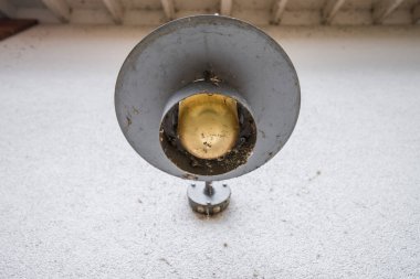 Ağ ve böceklerle dolu sokak lambası Ampullü bir evin duvarında, Almanya