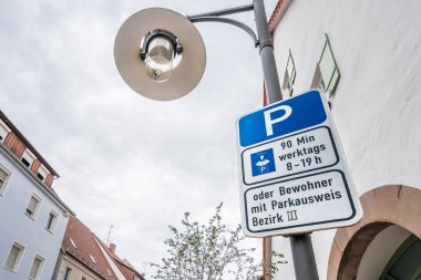Almanya 'da sokak lambalı sokak tabelasına göre park yeri 90 dakika iş günü, sabah 8-akşam 7 ya da park izni olan 3. Bölge sakinleri.