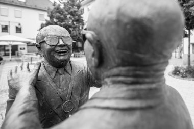 Balingen, Baden-Wuerrtemberg, Deutschland, 20. Haziran 2021, Guido Messer 'in bronz heykeli Balingen' in merkezinde Manus manum lavat, bir el diğerini yıkar - Almanya