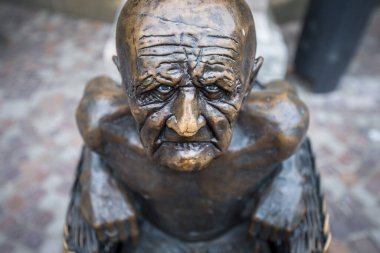 Balingen, Baden-Wuerrtemberg, Deutschland, 20. Haziran 2021, Guido Messer 'in Bronz heykeli Balingen' in merkezinde - Yaşlı Adam - Almanya