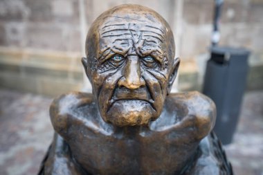 Balingen, Baden-Wuerrtemberg, Deutschland, 20. Haziran 2021, Guido Messer 'in Bronz heykeli Balingen' in merkezinde - Yaşlı Adam - Almanya