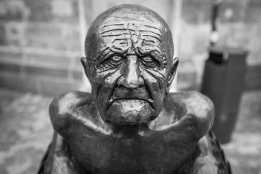 Balingen, Baden-Wuerrtemberg, Deutschland, 20. Haziran 2021, Guido Messer 'in Bronz heykeli Balingen' in merkezinde - Yaşlı Adam - Almanya