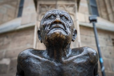 Balingen, Baden-Wuerrtemberg, Deutschland, 20. Haziran 2021, Guido Messer 'in Bronz heykeli Balingen' in merkezinde - Yaşlı Adam - Almanya