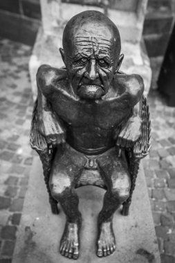 Balingen, Baden-Wuerrtemberg, Deutschland, 20. Haziran 2021, Guido Messer 'in Bronz heykeli Balingen' in merkezinde - Yaşlı Adam - Almanya