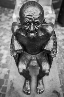 Balingen, Baden-Wuerrtemberg, Deutschland, 20. Haziran 2021, Guido Messer 'in Bronz heykeli Balingen' in merkezinde - Yaşlı Adam - Almanya