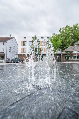 Almanya 'nın Balingen kentindeki yaya bölgesinde kaynak suyu.