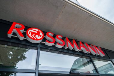 Balingen, Baden-Wrrtemberg, Deutschland, 20 yaşında. Haziran 2021 'de, Almanya, Balingen' de bir şubede Rossmann eczanesi imzalandı.