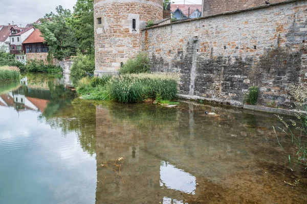 Almanya 'nın Balingen kentindeki Zollernschloss Kalesinde Su Nehri Barajı