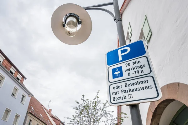 Carteles Con Farola Alemania Diciendo Que Aparcar Minutos Lunes Viernes — Foto de Stock