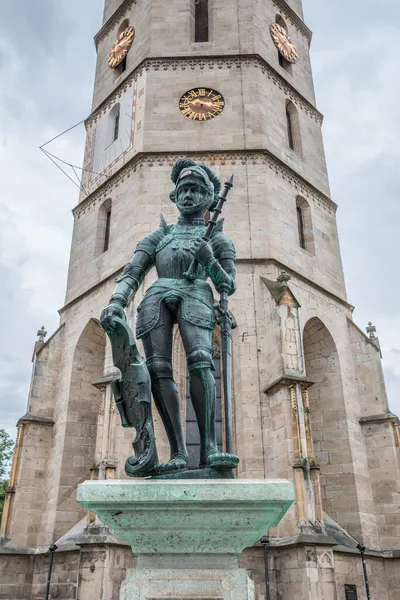 Massiver Turm Der Balinger Stadtkirche Und Der Marktbrunnen — Stockfoto