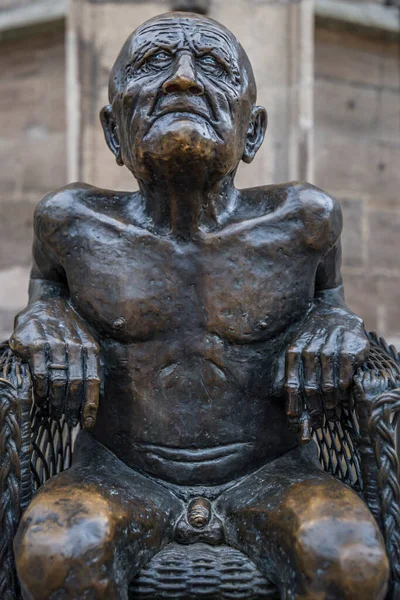 Balingen, Baden-Wuerrtemberg, Deutschland, 20. Haziran 2021, Guido Messer 'in Bronz heykeli Balingen' in merkezinde - Yaşlı Adam - Almanya