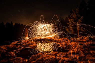 Altın kıvılcımlar geceleri taşlara fışkırır. Kayalar kıvılcımlar kıvılcımları yansıtır. Parlayan çelik yünler Almanya 'da daireler çizer.