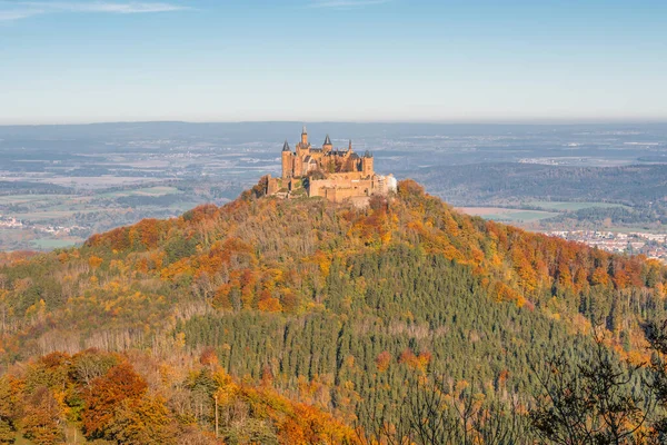 位于德国比辛根的Zeller Horn 着眼于中世纪骑士城堡Burg Hohenzollern秋天 — 图库照片