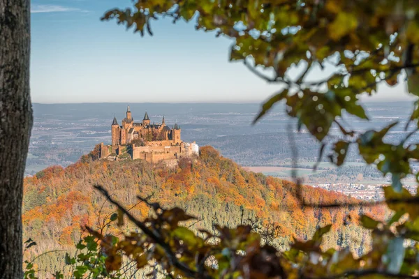 位于德国比辛根的Zeller Horn 着眼于中世纪骑士城堡Burg Hohenzollern秋天 — 图库照片