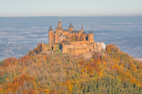 位于德国比辛根的Zeller Horn 着眼于中世纪骑士城堡Burg Hohenzollern秋天 — 图库照片