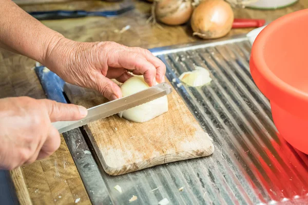 Stařena Babička Krájení Cibule Kuchyni Nožem Dřevěnou Deskou Vedle Dřezu — Stock fotografie