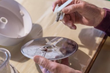 Yaşlı büyükbaba elleriyle inşa ediyor. Parçalara ayırdığı bir mutfak mashine 'ını Almanya' da parçalara ayırıyor.