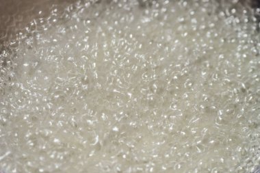 Sıcak yağlı bir tencerede dilimlenmiş soğan halkalarının yakın çekimi kızartılmış soğan yapılır.