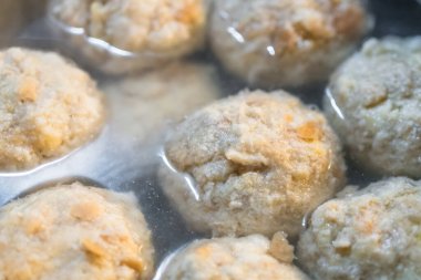 Ev yapımı hamur köftelerini sıcak suda pişirin. Mutfakta, Almanya 'da fırında pişirin.