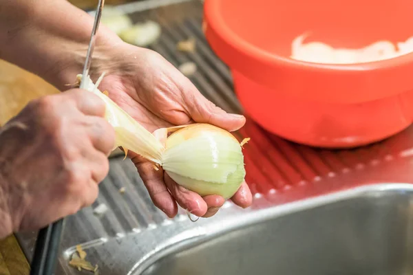 Primer Plano Una Mujer Cocinera Cocina Fregadero Pelando Piel Una — Foto de Stock