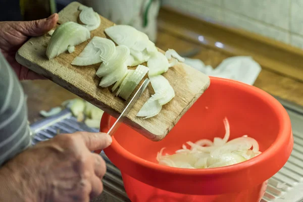 Anciana Abuela Diapositivas Rodajas Cebolla Sobre Tabla Madera Tazón Plástico — Foto de Stock