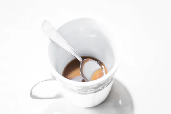 Primer Plano Taza Café Blanco Sobre Fondo Blanco Con Cuchara —  Fotos de Stock