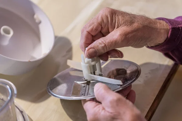 Viejo Abuelo Con Las Manos Construye Montado Desmonta Una Mashine — Foto de Stock