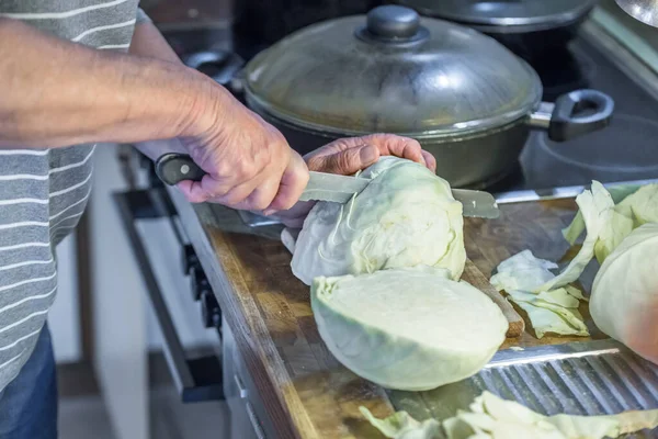 Abuela Anciana Cortando Una Col Blanca Cocina Con Cuchillo Tabla — Foto de Stock