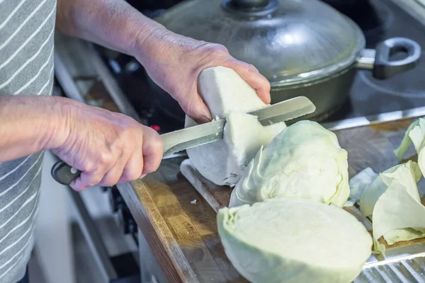 Abuela Anciana Cortando Una Col Blanca Cocina Con Cuchillo Tabla — Foto de Stock