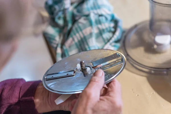 Γέρος Παππούς Χέρια Χτίζει Συναρμολογούνται Αποσυναρμολογεί Μια Mashine Κουζίνα Στα — Φωτογραφία Αρχείου