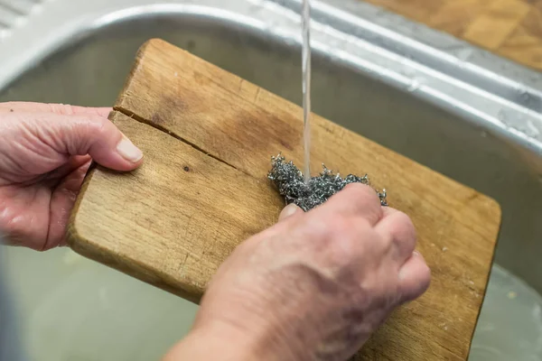 Abuela Anciana Lavando Platos Fregadero Con Agua Lana Acero Una — Foto de Stock