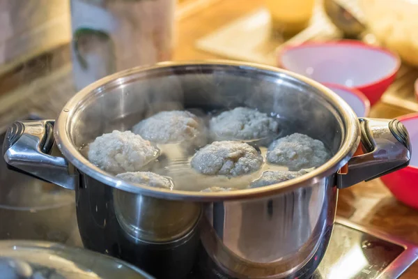 Primer Plano Albóndigas Pan Caseras Albóndigas Agua Caliente Con Olla — Foto de Stock