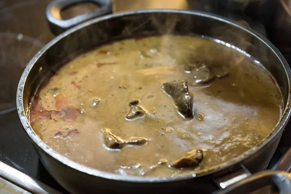 Abuela Anciana Cocinando Una Sartén Carne Con Salsa Una Estufa — Foto de Stock