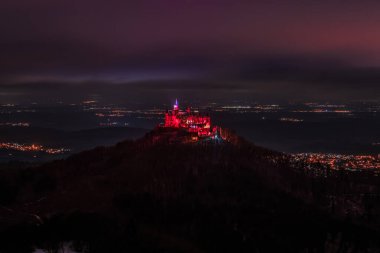 Hohenzollern Şatosu, Almanya 'nın Bisingen Hechingen şehrinde gece kırmızı ışıkta aydınlandı.