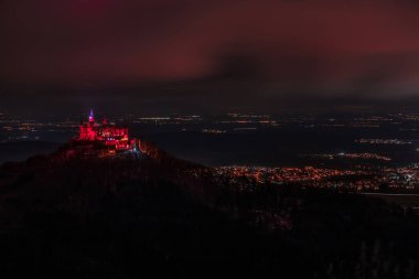 Hohenzollern Şatosu, Almanya 'nın Bisingen Hechingen şehrinde gece kırmızı ışıkta aydınlandı.