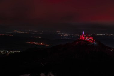 Hohenzollern Şatosu, Almanya 'nın Bisingen Hechingen şehrinde gece kırmızı ışıkta aydınlandı.