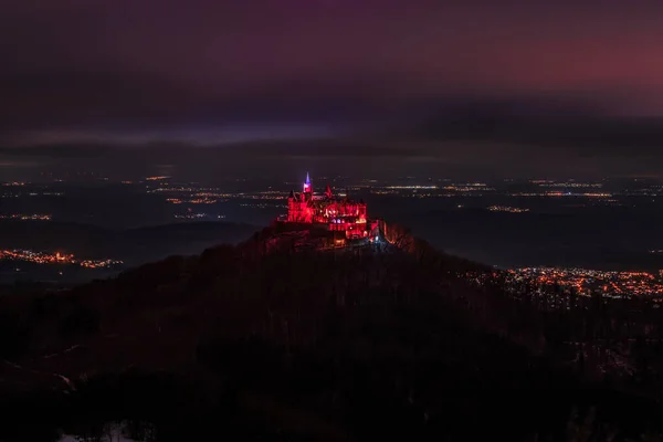 德国比辛根的霍亨佐伦城堡夜间被红灯照亮 — 图库照片