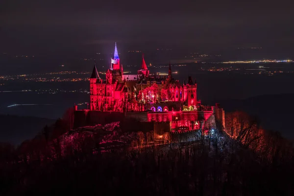 德国比辛根的霍亨佐伦城堡夜间被红灯照亮 — 图库照片