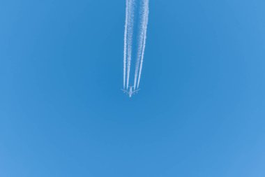 Bulutsuz mavi gökyüzünde bulutsuz bir uçak, Almanya