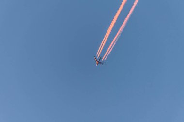 Gün batımında ve altın saatinde bulutsuz, mavi bulutsuz bir gökyüzünde bulutsuz bir uçak, Almanya